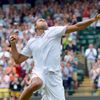 Francouzský tenista Jo-Wilfried Tsonga slaví vítězství nad Lleytonem Hewittem z Austrálie v 1. kole Wimbledonu 2012.