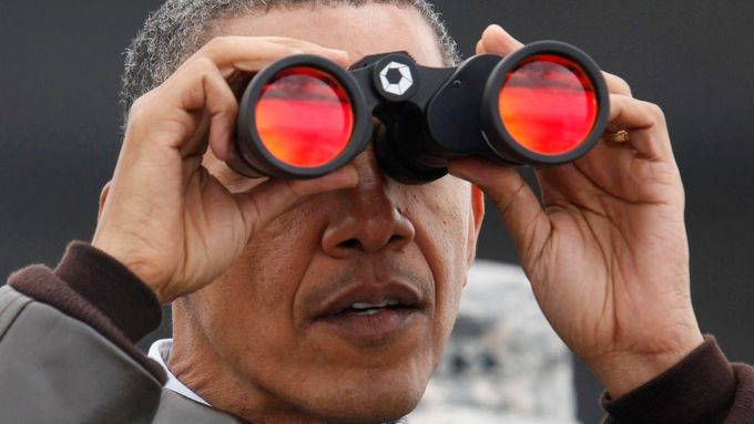 Obama na "návštěvě" v KLDR - dalekohledem za neprůstřelným sklem v demilitarizované zóně.