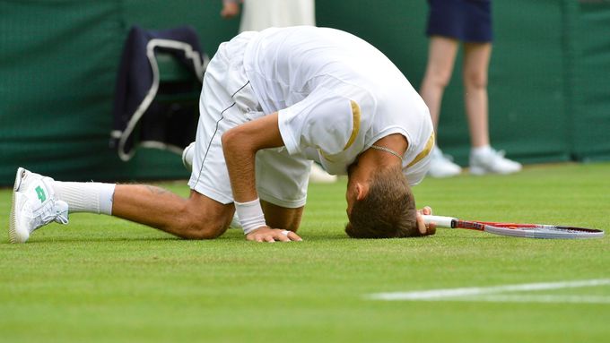 Podívejte se na galerii z druhého hracího dne tenisového Wimbledonu. Česká mužská jednička Tomáš Berdych porazila Slováka Kližana, který zápas hodně prožíval.