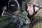Ruští vojáci na Donbasu nejsou, ruští občané však ano, trvá na svém Kreml