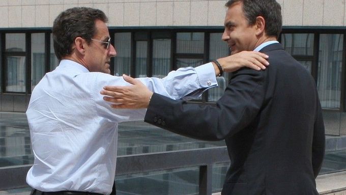 Španělský premiér José Luis Zapatero (vpravo) a francouzský prezident Nicolas Sarkozy.