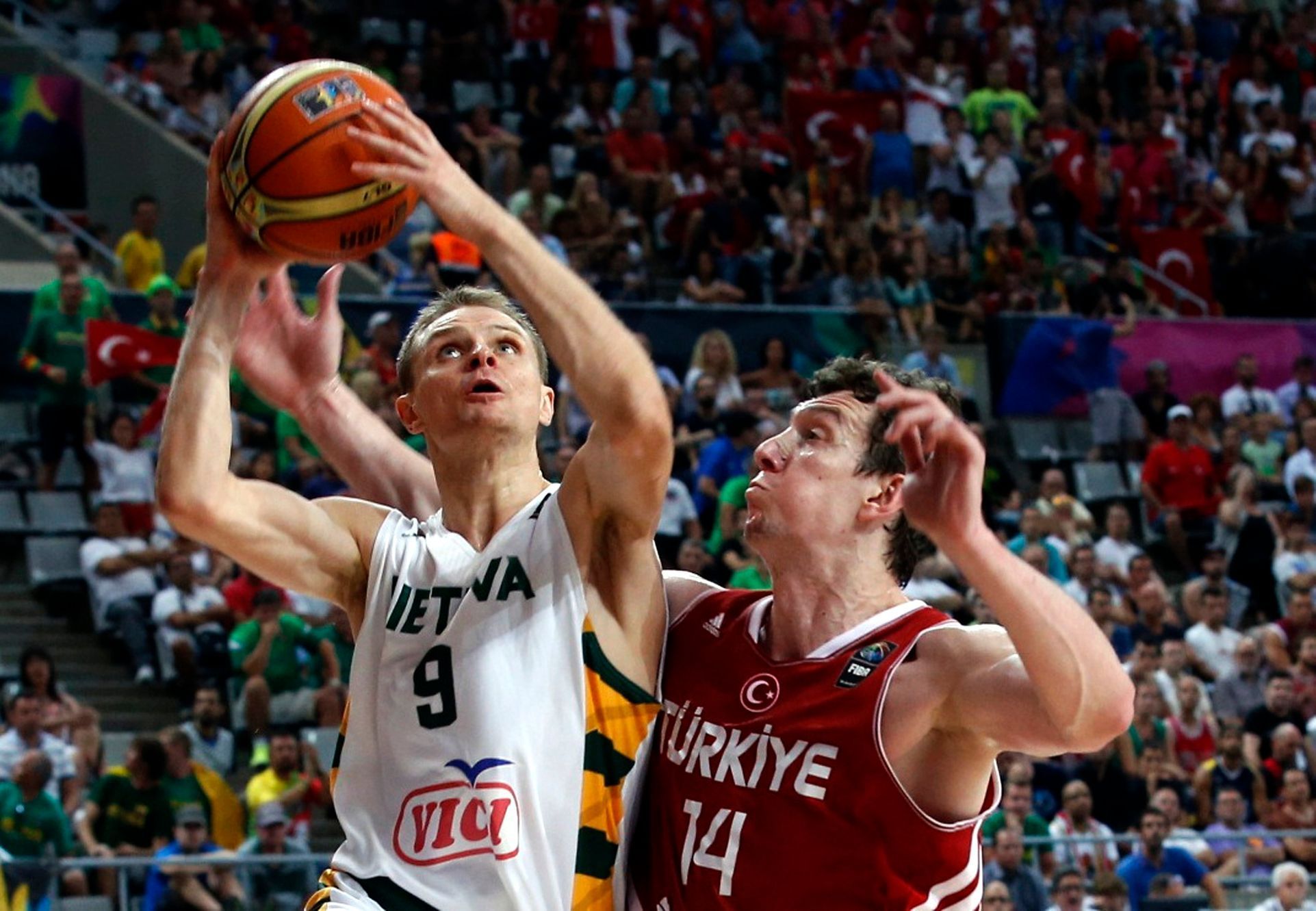 MS v basketbalu 2014: Litva - Turecko (Seibutis, Ašik)