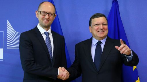 Prozatímní ukrajinský premiér Arsenij Jaceňuk a šéf Evropské komise José Manuel Barroso v Bruselu. (13. května 2014)