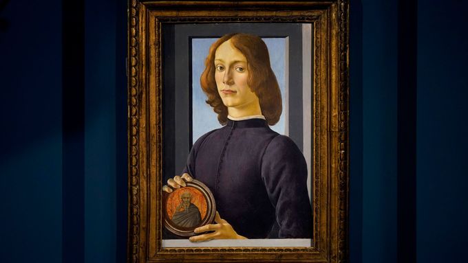 Sandro Botticelli: Portrét mladého muže držícího medailon, zhruba z let 1444 až 1510.