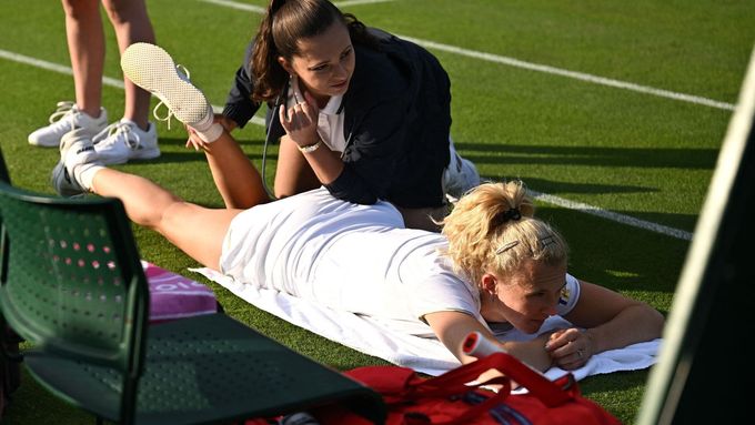 Kateřina Siniaková se nechává ošetřit v utkání prvního kola Wimbledonu.