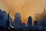 Snímek z 12. září 2001. Den po události kterou není nutné připomínat. Prach nad Manhattanem ještě usedá.