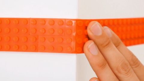 Nová vychytávka. Lego páska udělá podložku pro stavebnici i ze stěny
