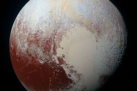 Ledovce, hory a krátery. Podívejte se na unikátní snímky Pluta od sondy New Horizons