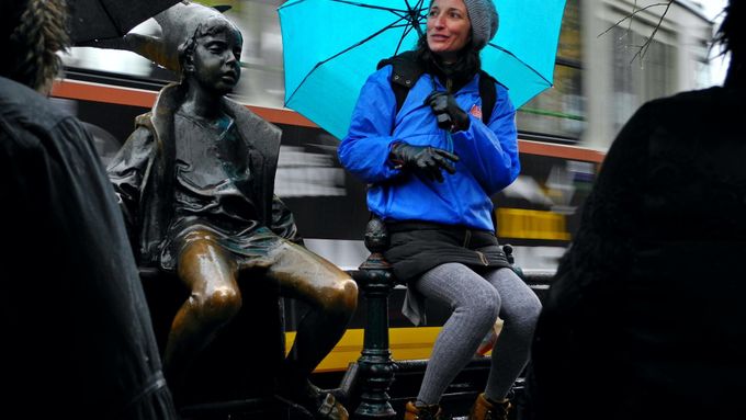 Průvodkyně Gora sedí vedle sochy Malé princezny, té nejfotografovanější z celé Budapešti.
