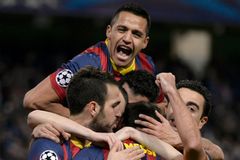 Barcelona si veze z Anglie spornou výhru, PSG smetlo Bayer
