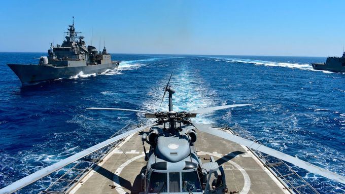 Manévry řeckého námořnictva ve Středozemním moři.