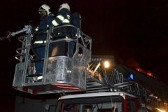 Hořelo v Jablonném. Evakuace a hasičův pád ze žebříku