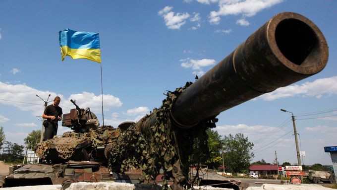 Ukrajinská armáda utahuje smyčku kolem milionového Doněcku.