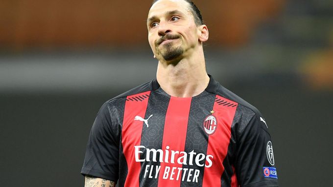Zklamaný Zlatan Ibrahimovic po vyřazení AC Milán v osmifinále Evropské ligy v duelu s Manchesterem United