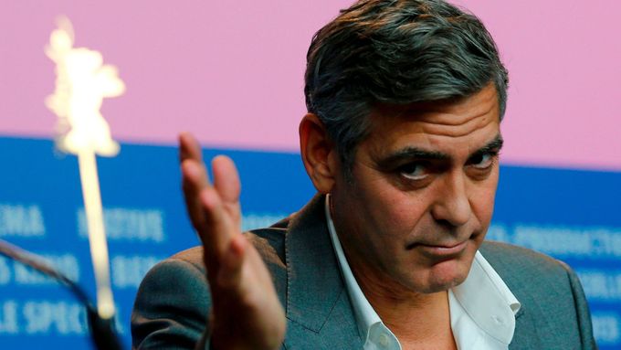 George Clooney na Berlinale představil svůj nejnovější režijní počin Pamnátkáři.
