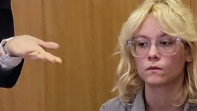 Osmnáctiletá ruská zpěvačka vystoupila na ulici v Petrohradě s protiputinovskou písní a byla zatčena za nezákonné shromáždění.