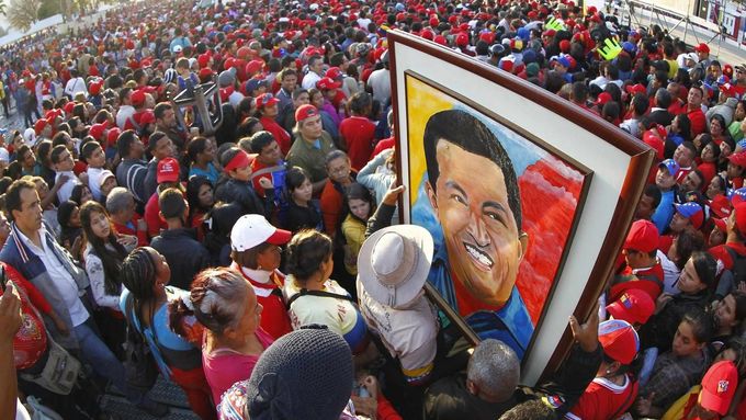 Venezuelané se naposledy loučí s Hugo Chávezem.