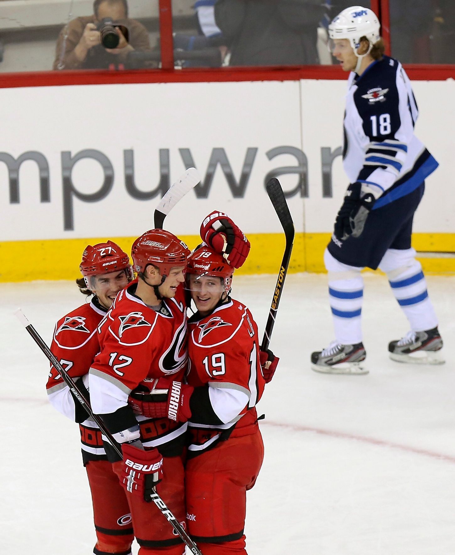 Hokej, NHL, Carolina - Winnipeg: Justin Faulk, Bryan Little(12) a Jiří Tlustý (19)