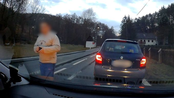 Příslušník cizinecké policie v civilu začátkem března svém soukromém voze vybaveným majáky vybržďoval řidiče na severu Čech. Chtěl mu uložit pokutu.