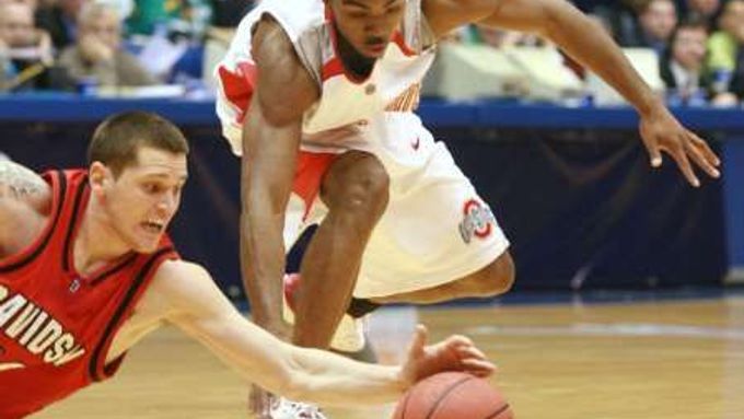 Snímek ze zápasu univerzitního basketbalu mezi Ohiem a Davidsonem.