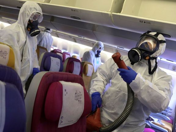 Zaměstnanci Thai Airways na letišti v Bangkoku čistí kabinu letadla, aby zabránili šíření koronaviru.
