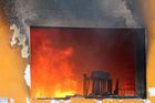 Požár v turnovské továrně si vyžádal druhou oběť, v nemocnici zemřel muž s rozsáhlými popáleninami