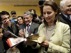 Do volební kampaně se zapojila také Sarkozyho někdejší vyzyvatelka Segolene Royalová.