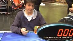Nejlepší a nejpopulárnější speedcuber současnoti, Australan Feliks Zemdegs. Na videu skládá Rubikovu kostku 6x6x6. Za pouhé dvě minuty.