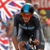 Britský cyklista Christopher Froome si jede pro druhé místo v 19. etapě Tour de France 2012.