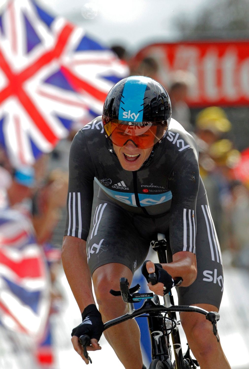 Britský cyklista Christopher Froome si jede pro druhé místo v 19. etapě Tour de France 2012.