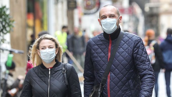 Některým lidem v ulicích sice nechybí úsměv, ale první roušky v ulicích Prahy ukazují, že obavy lidí z koronaviru se zvyšují.