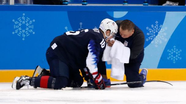 Ryan Donato je ošetřován po faulu, za který byl Michal Čajkovský vyloučen do konce zápasu.