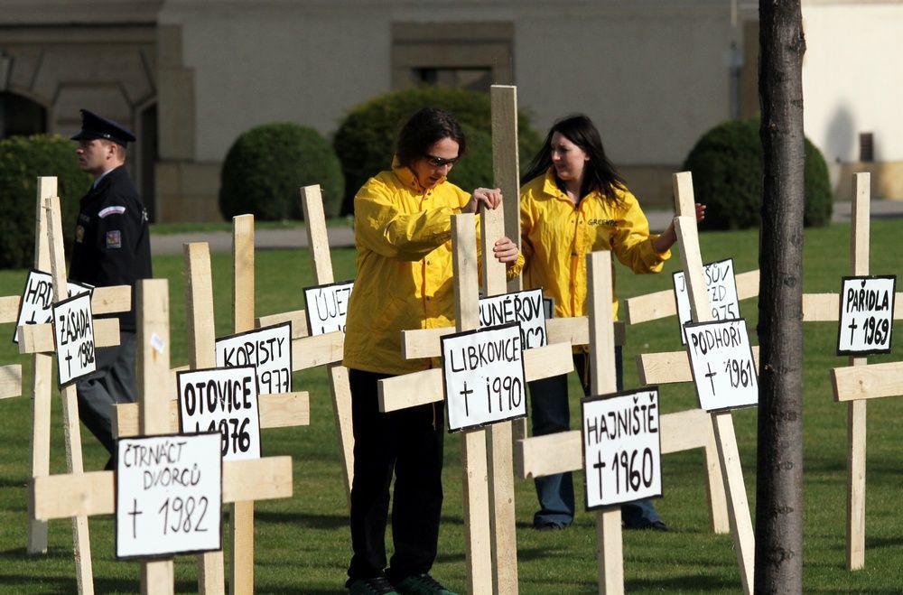 Greenpeace udělali ze zahrady Úřadu vlády hřbitov