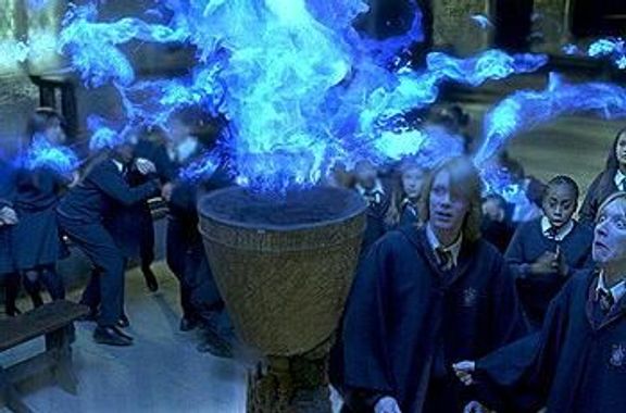 Ve čtvrtém filmu potterovské série je téma turnaje tří kouzelníků i euforický začátek na famfrpálovém zápase záhy protnuto motivy smrti a blížícího se zla.