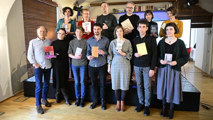 Část z více než tří desítek autorů, kteří byli letos nominováni na cenu Magnesia Litera.