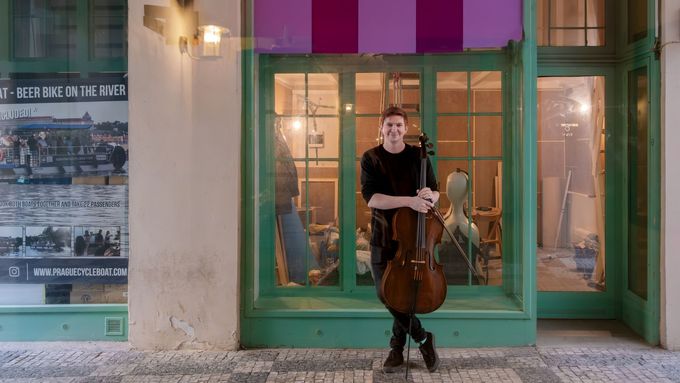 Místo matrjošek hudba. Cellista vybírá na nejmenší koncertní síň v Česku