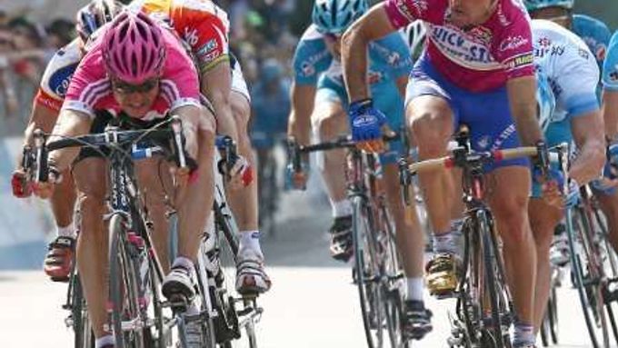 Ital Paolo Bettini a Němec Olaf Pollack v závěrečném spurtu v 15. etapě Gira d'Italia.