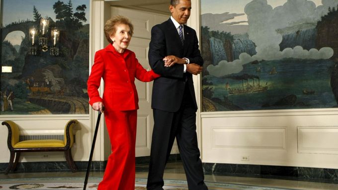 Nancy Reaganová a Barack Obama, 2009.