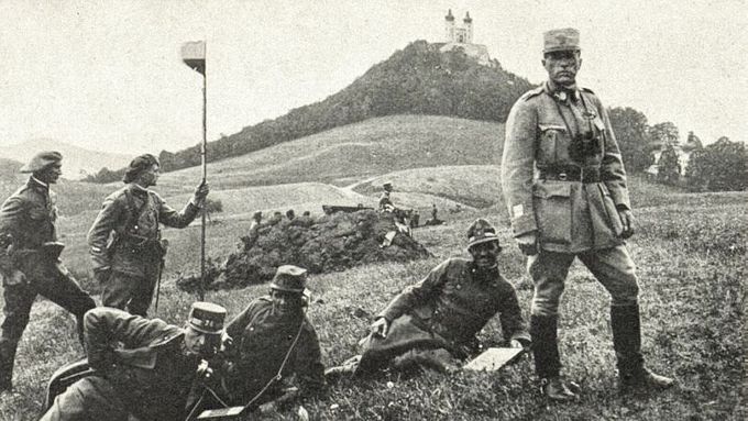 Sokolská mobilizace na pomoc okupovanému Slovensku - skupina dobrovolníků z Poděbrad rukuje 5. června 1919 na slovensko-maďarskou frontu.