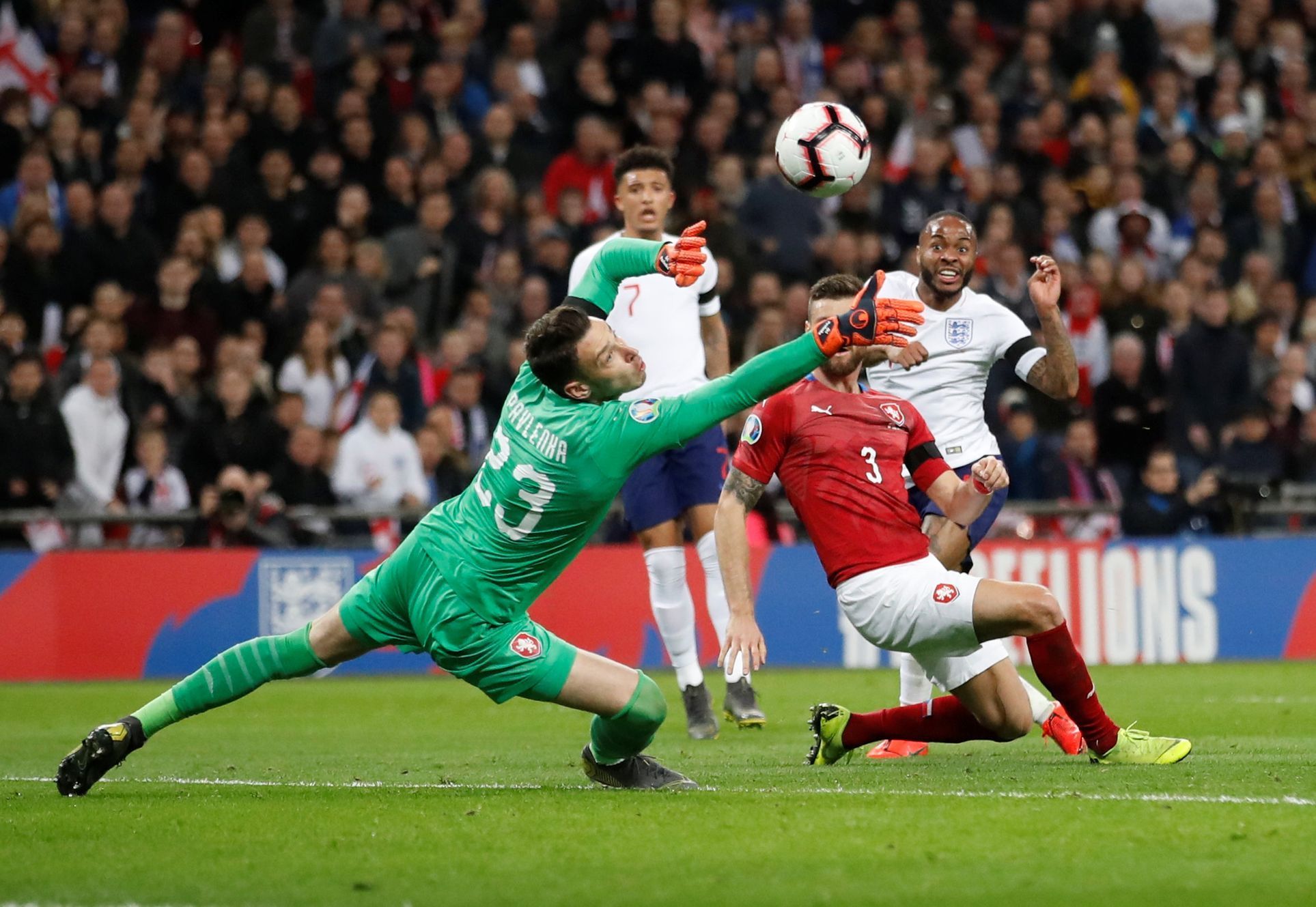 Raheem Sterling dává gól na 3:0  v zápase kvalifikace ME 2020 Anglie - Česko.