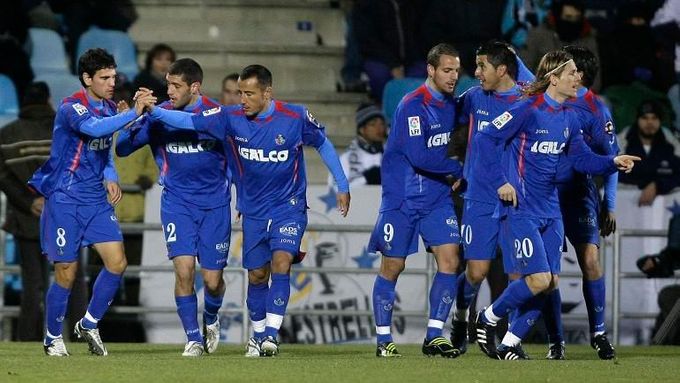 Hráči Getafe slaví gól do sítě Realu Madrid