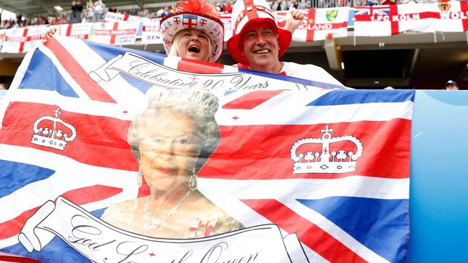 Angličtí fanoušci monarchie na Euru ve Francii. Jak zahlasují?