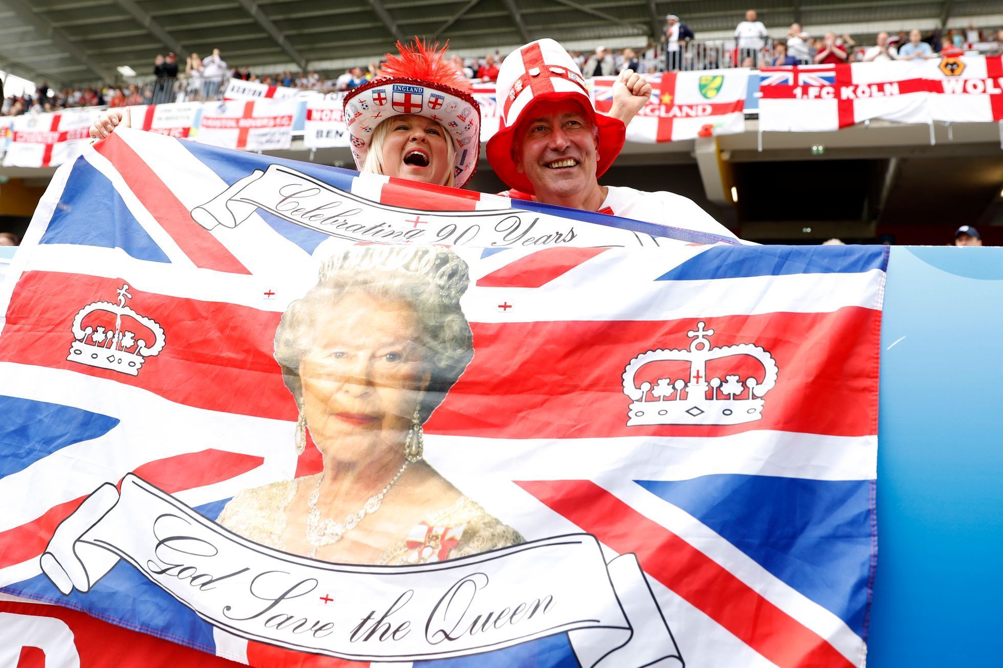 Británie Anglie Euro 2016 England fans hold up a flag displaying Britain's Queen Elizabeth before the game