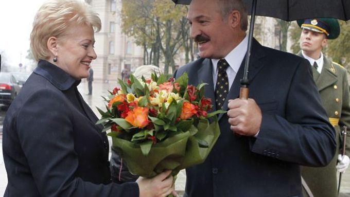 Dalia Grybauskaiteová a Alexandr Lukašenko. Setkali se 20. října v Minsku.