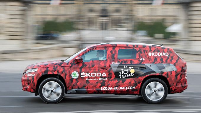 Jak s maskováním, tak i bez něho, vypadá Škoda Kodiaq jako velké auto. Na snímku před pelotonem letošní Tour de France.
