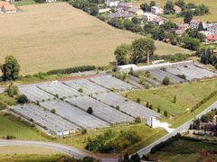 Pozemek původně sloužil pro centrální skleníky města Hradec Králové. Pak se změnil na solární park, který nevyrábí proud