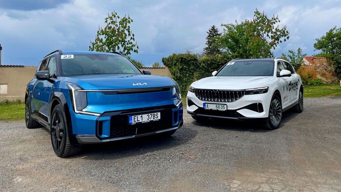 Dvě velká elektrická SUV, která můžete v Česku koupit: Kia EV9 a Voyah Free.