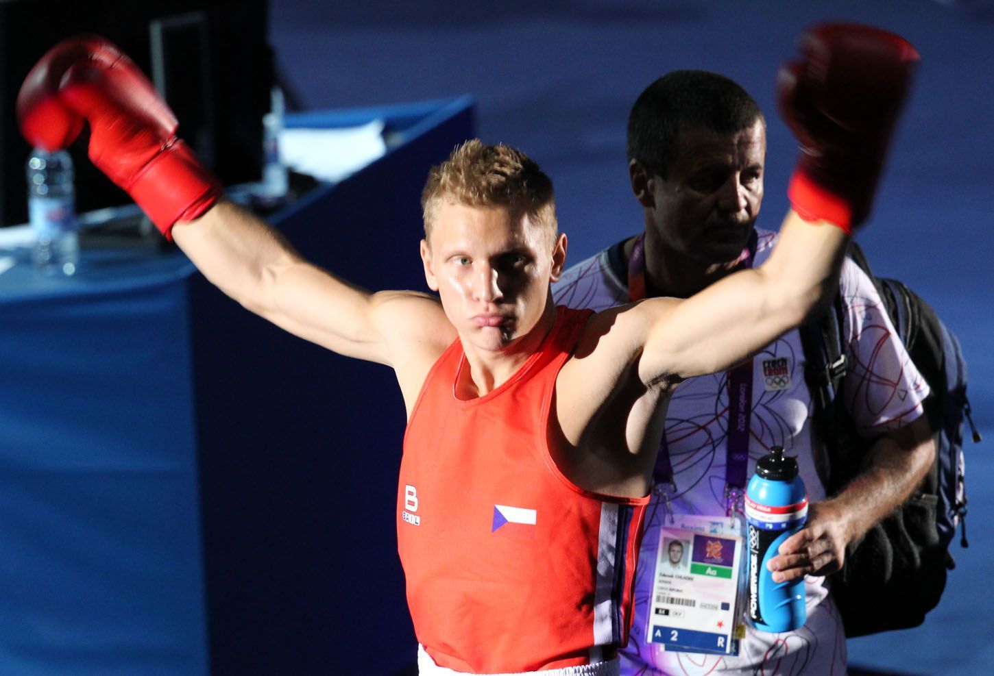 Český boxer Zdeněk Chládek bojuje v kategorii do 64 kg s Mongolem Munch-Erdene Urančimegem na OH 2012 v Londýně.