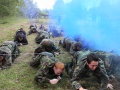 Dětský military tábor se s nikým nemazlí, probíhá klasický vojenský výcvik.