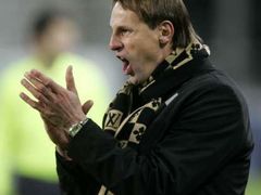 Trenér Tirolu Innsbruck František Straka povzbuzuje svůj tým v rakouské lize.